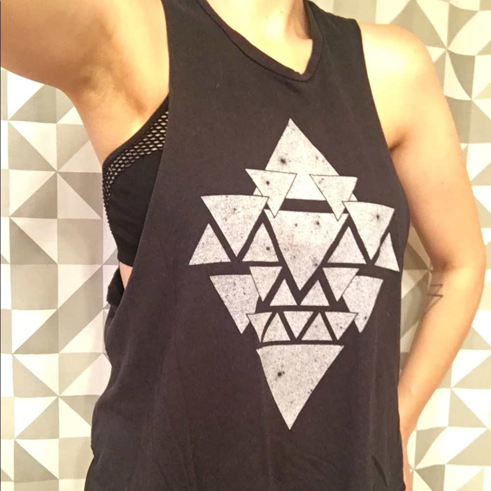 Triangle design wide arm muscle tee